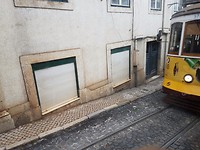 Met de tram door smalle straatjes