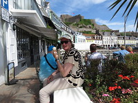 Jersey uitje eten in Gorey Harbour met op de achter grond Orgueil Castle