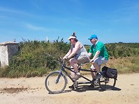 Floris en Paulien op een tandum