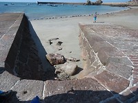 In rap tempo komt het water het strand op