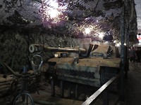 Je wordt welkom geheten door een tank