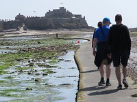 Wandelen over de zeebodem naar Elizabeth Castle