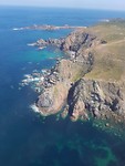 De grillige kust van Alderney doemt als eerste op.