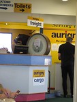 Hier op Alderney wegen ze je koofer nog op een analoge schaal.
