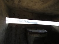 De Duitsrs hebben "lelijke" betonnen elementen toegevoegd aan het kasteel, zo ook dit kijkgat.