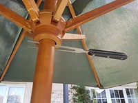 Soms moet je creatief zijn als er een onderdeel ontbreekt. Nu blijft de parasol wel open staan.