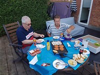 Gezellig plaatgrillen in de tuin