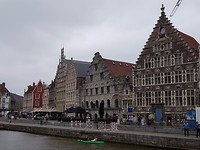 De Graslei. Zie in het midden het kleine huisje daar moest met belasting betalen.