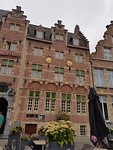 De zwanen op het Mariott Hotel, vroeger bordeel