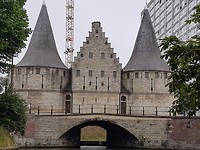 Vroeger liep de gracht door tot Bussel, nu stopt hij hier bij deze stadspoort