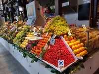 Mercado San Miguel, kijk eens hoe ze de aardbeien hebben gestapeld.