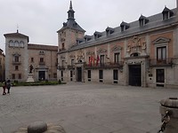 Plaza de la Villa met de mooie gevel van Casa de Cisneros, ooit een paleis