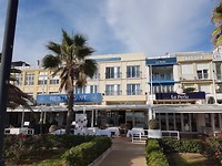 De voorkant van het hotel