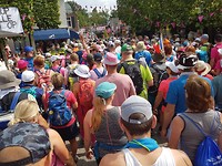 Je kan over de hoofden lopen