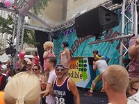 Om de hoek van de Waalkade is een travestietenshow aan de gang en daarom het oponthoud