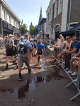 Overal wordt wat uitgedeeld en geven ze water.