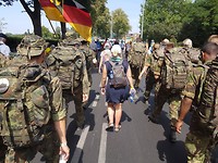 En dan loop je ineens tussen twee militaire kolones in.