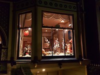 Voorkant Noe's Nest in de avond. Alles is Halloween