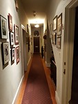 Zelfs de gang in Noe's nest is behangen met foto's en andere prullaria.