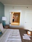 We hebben een grote kamer. In het midden zit het bad.