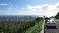 Uitzicht vanaf the Round Drive op Honolulu en dat mooie kontje van onze auto