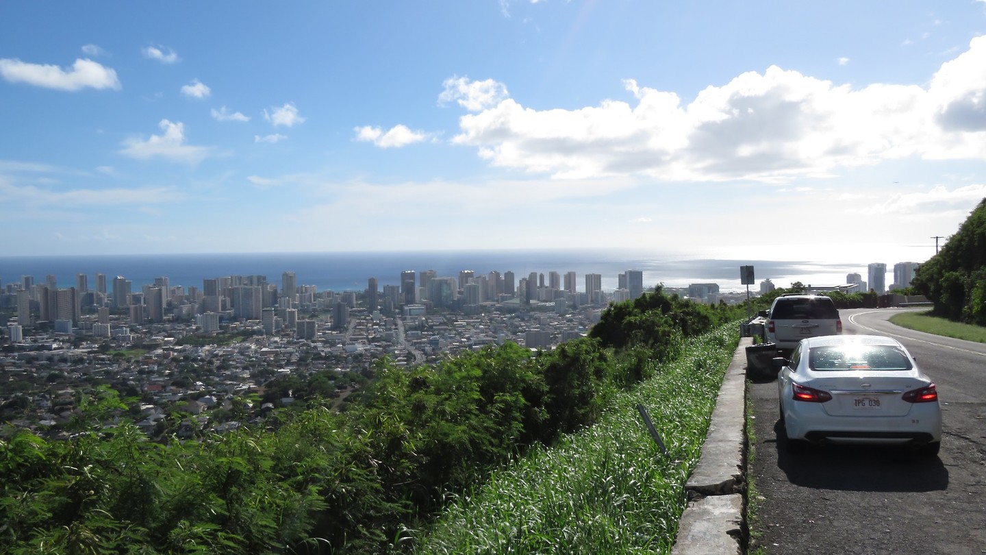Uitzicht vanaf the Round Drive op Honolulu en dat mooie kontje van onze auto