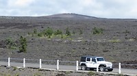 Op de achtergrond Mauna Ulu Crater. Deze is 30 meter diep en heeft gespuugd tussen '69-'74