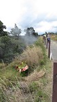 Langs de Steam Vents worden offers neegezet in de vorm van boeketten.