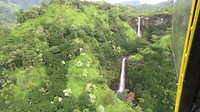 Kauai vanuit de lucht. Dit is een deel van de "Five Sisters".