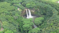 Kauai vanuit de lucht. Dit zijn de Wailua Falls.