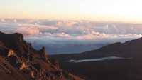 En hoe vindt je deze... De zon schijnt op de krater en de wolken die daarin hangen.