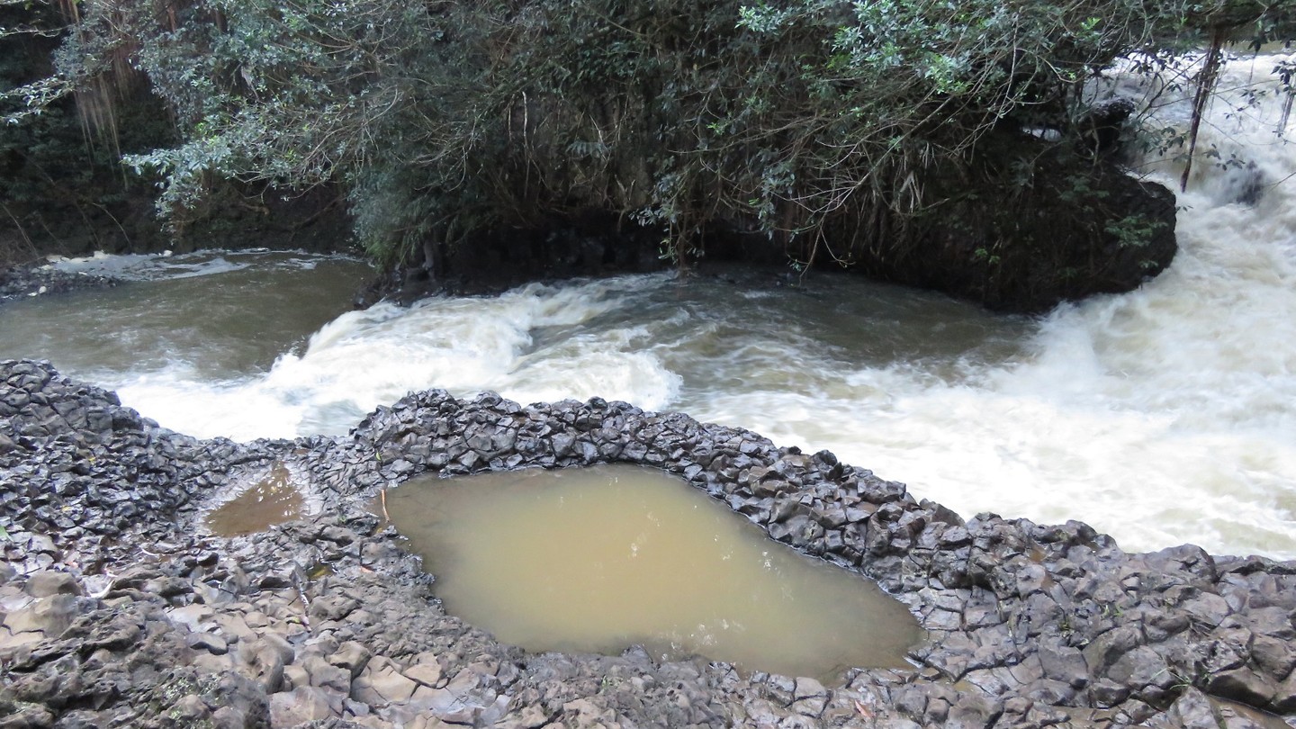 Het water bij de Twin Falls raast verder naar beneden Foto Anita