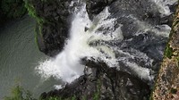 Op zo'n bruggetje zagen we aan de ene kant een waterval en aan de andere kant zag je water vallen.