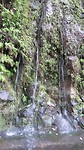Hier zie je het water in stoompjes langs de bergwand stromen