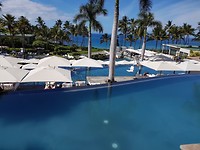 Hotel Andaz. Als je goed kijkt zie alle vier de zwembaden.
