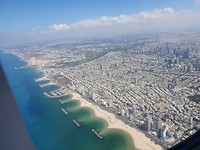 Tel Aviv vanuit de lucht. Ons app. Staat er net niet op. Deze is aan de rechterkant van de foto.