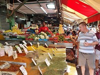 De Carmelmarkt. Dit ruikt heerlijk.