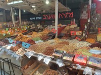 De Carmelmarkt.  De kramen hier liggen voller dan vol.....