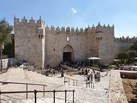 De oude stad kent veel poorten om binnen te komen. Dit is de Damascus Gate