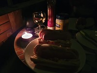 Zie je wel dat een Hot dog ook gezellig eten kan zijn.