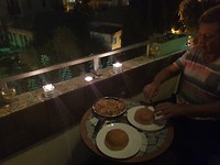 Ondanks de beperkte ruimte en middelen toch een smakelijke maaltijd op tafel gezet.