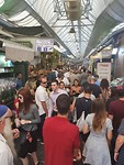 Op de Mahane Yehuda Market kun je over de hoofden lopen.