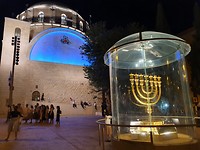 The golden Menorah. Een mega grote 24 karaats gouden kandelaar die over de Tempel Mount kijkt.