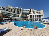 Daniel Dead Sea Hotel. Wij zitten rechts. Als je inzoomt zie je een wit papiertje op het hek hangen.