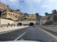 Nog door de Carmel tunnel. Deze is 6 1/2 km lang