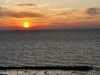 En de zonsondergang is vanaf het balkon te zien.