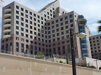 We zitten op 8 hoog. Het onderste balkon daar zitten wij