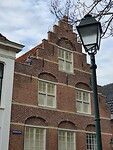 Op deze mooie gevel staan de drie begijntjes