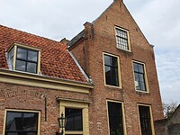 Dit naast de kerk en heet de Kanunnik