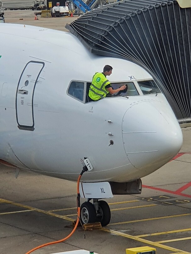 Wesley maakt nog even de ramen schoon. Extra service.
